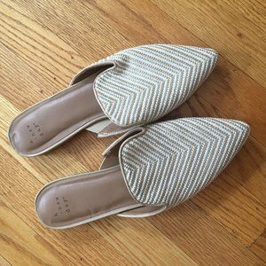 NWOT Pointed Woven Seagrass Summer Flats / Mules